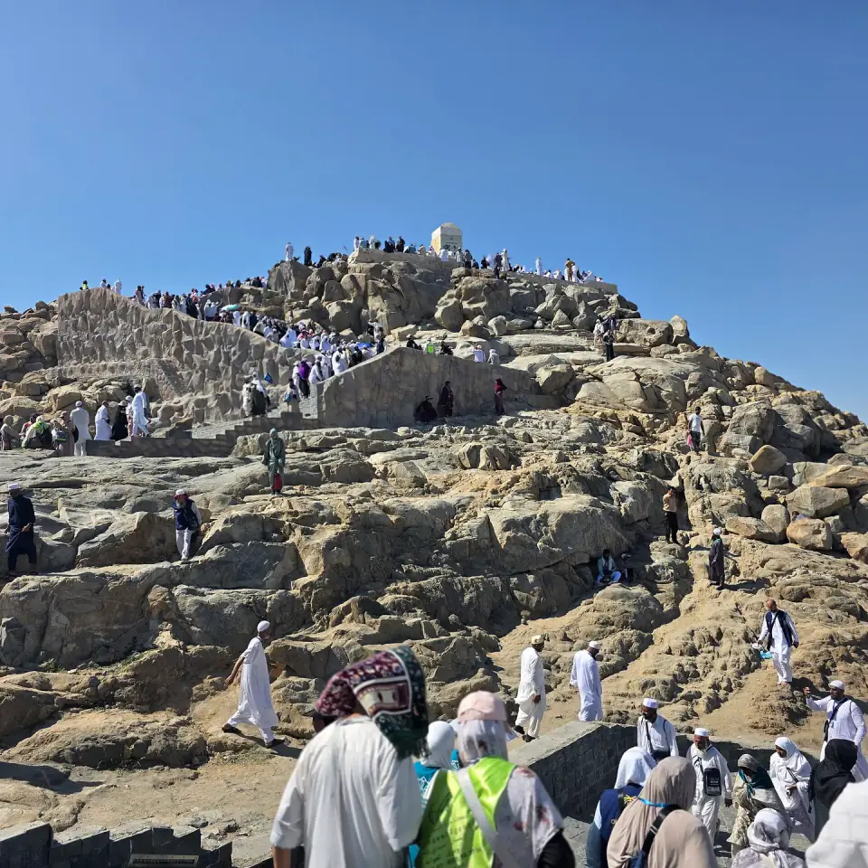 Pilgrims on Jabal ar-Rahmah at Arafat